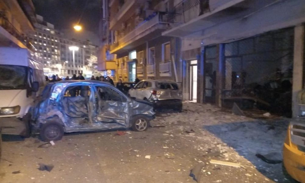 «Κρανίου τόπο» θυμίζει η Καλλιθέα μετά την έκρηξη - Διαλυμένο ΙΧ βρέθηκε στη μέση του δρόμου